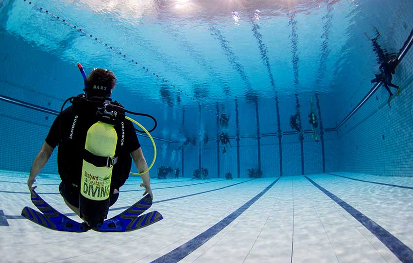 https://www.sealanddiving.nl/wp-content/uploads/2016/12/Zwembad-training-3.jpg