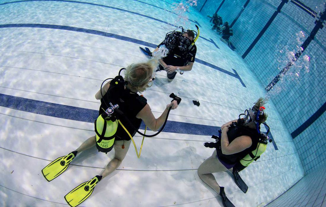 Oefeningen doen tijdens de introductieduik bij Brabantdiving Eindhoven